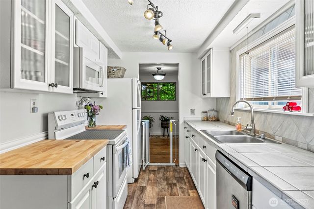 3301 Columbia Heights Road, Longview, WA 98632
