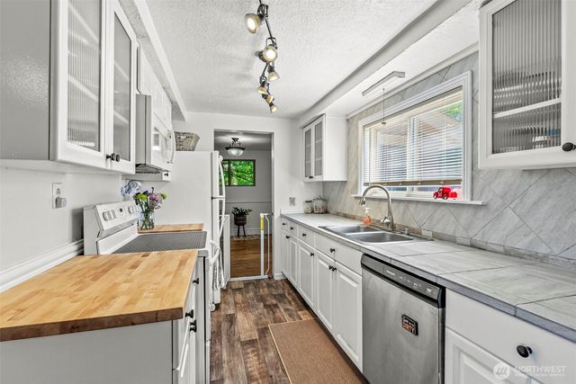 3301 Columbia Heights Road, Longview, WA 98632