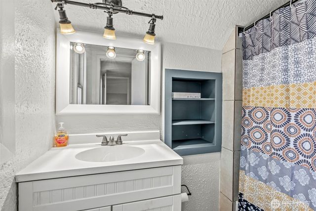 3301 Columbia Heights Road, Longview, WA 98632