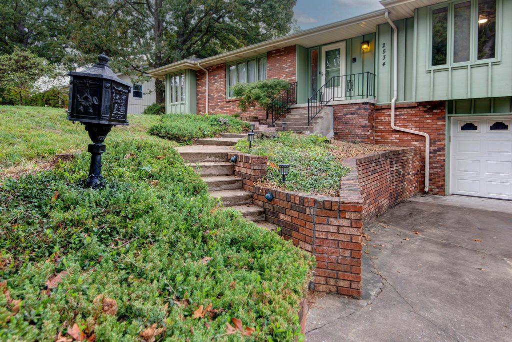 2534 W Grayrock Street, Springfield, MO 65810