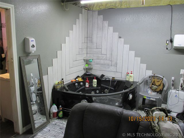 2905 E 2110, Hugo, OK 74743