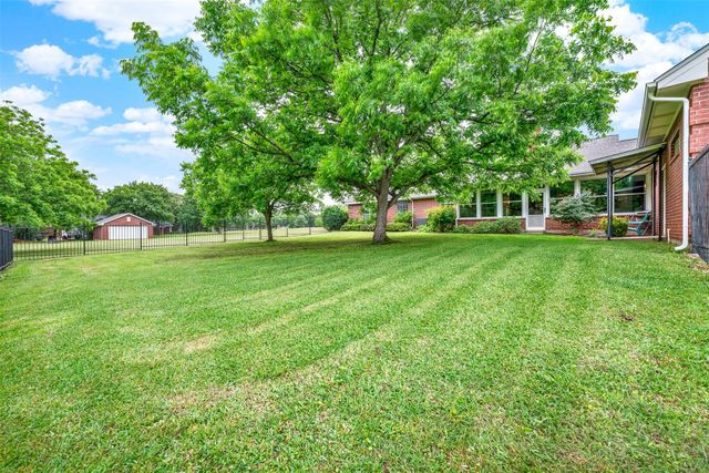 2735 Bent Oaks Drive, Burleson, TX 76028