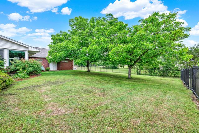 2735 Bent Oaks Drive, Burleson, TX 76028