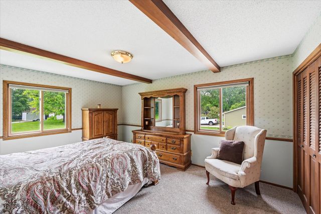 1484 Crest Drive, Chaska, MN 55318