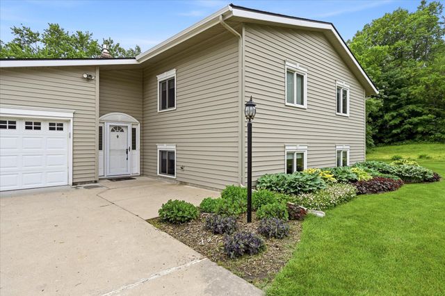 1484 Crest Drive, Chaska, MN 55318