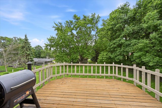 1484 Crest Drive, Chaska, MN 55318