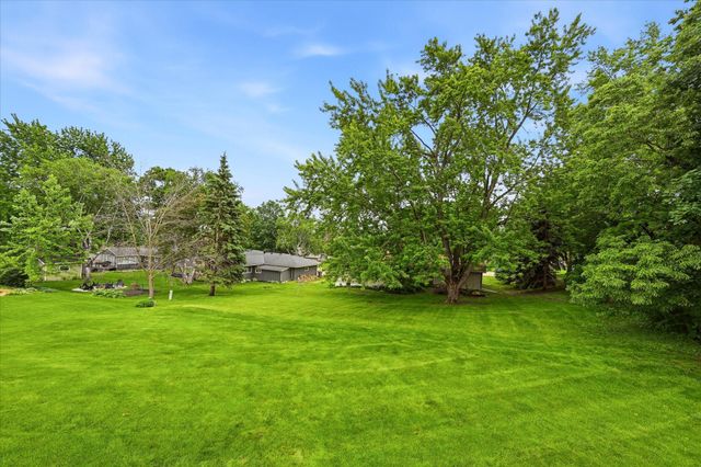 1484 Crest Drive, Chaska, MN 55318
