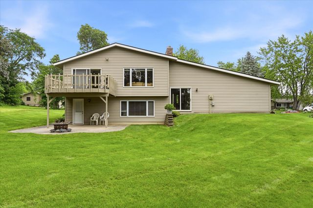 1484 Crest Drive, Chaska, MN 55318