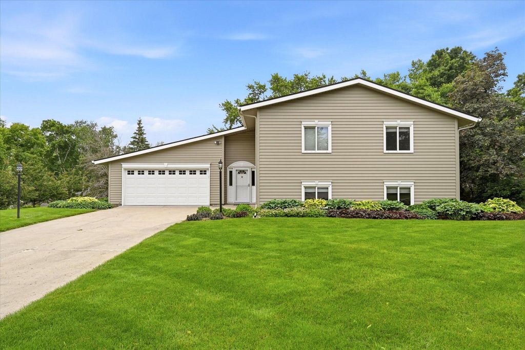 1484 Crest Drive, Chaska, MN 55318