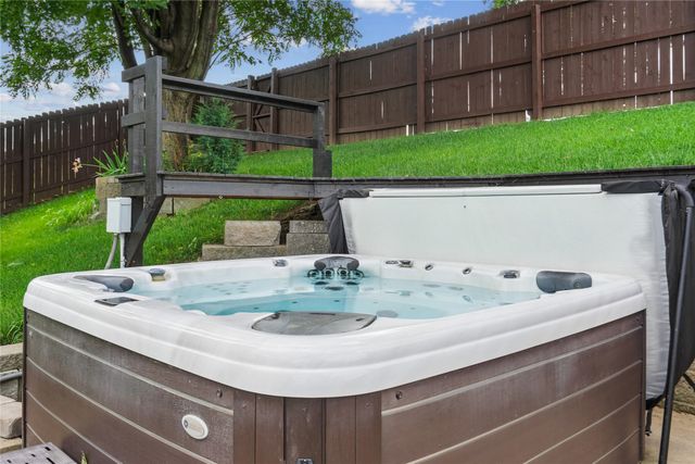 6008 NW 50th Street, Johnston, IA 50131