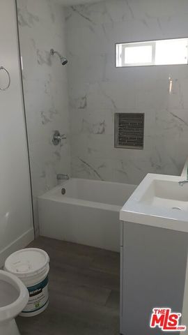 6751 Arlington Avenue, Los Angeles, CA 90043