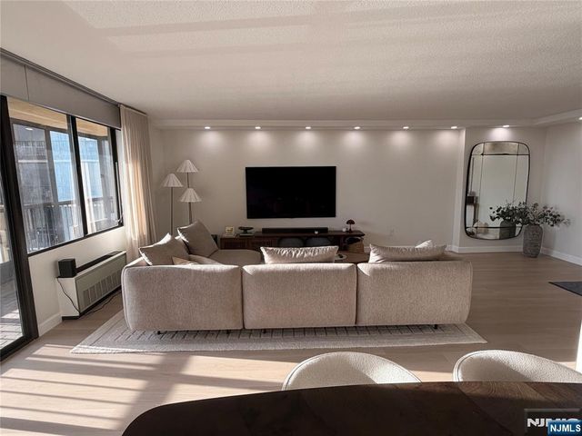 200 Winston 1205, Cliffside Park, NJ 07010