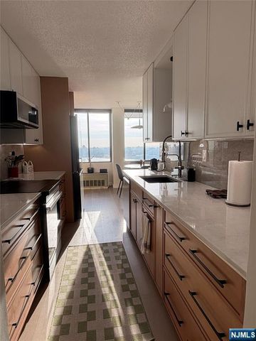 200 Winston 1205, Cliffside Park, NJ 07010