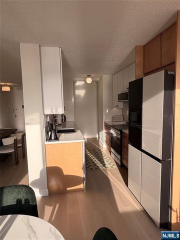 200 Winston 1205, Cliffside Park, NJ 07010