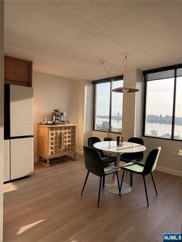 200 Winston 1205, Cliffside Park, NJ 07010