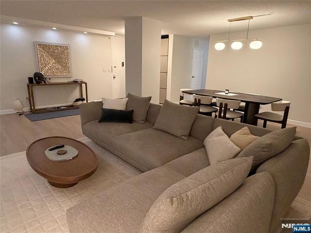 200 Winston 1205, Cliffside Park, NJ 07010