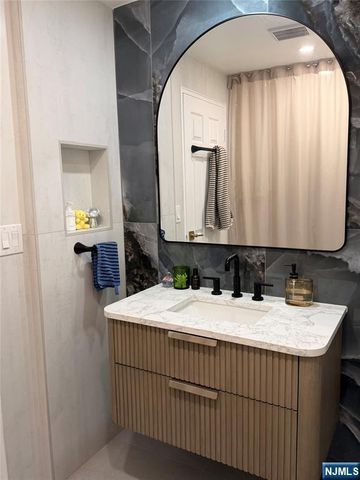 200 Winston 1205, Cliffside Park, NJ 07010