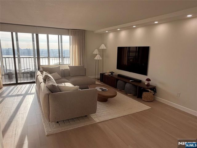 200 Winston 1205, Cliffside Park, NJ 07010