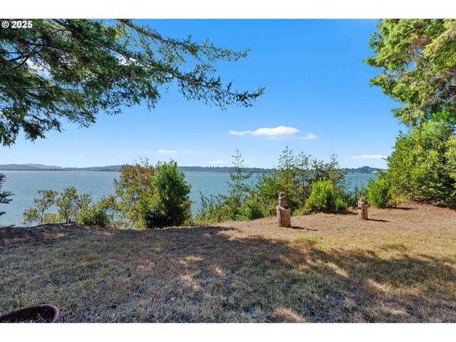 64662 E BAY Rd, North Bend, OR 97459