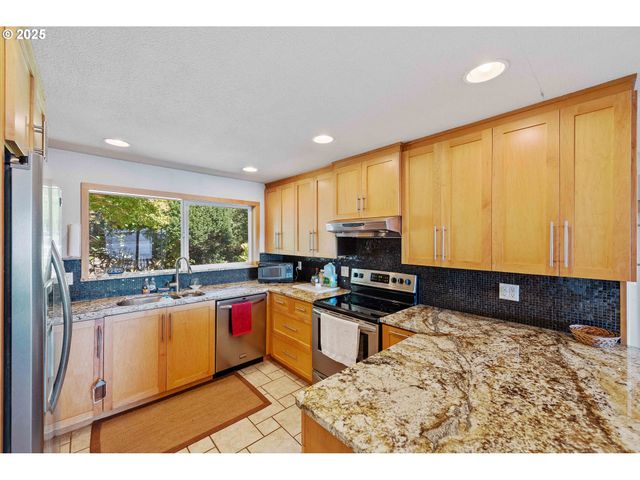 64662 E BAY Rd, North Bend, OR 97459