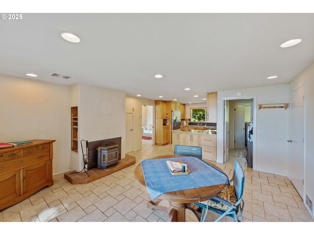 64662 E BAY Rd, North Bend, OR 97459