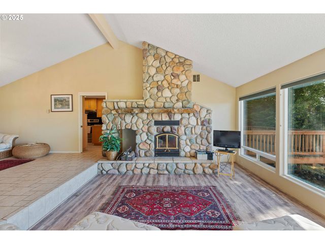 64662 E BAY Rd, North Bend, OR 97459