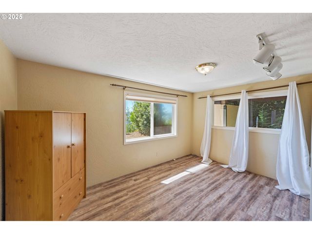 64662 E BAY Rd, North Bend, OR 97459