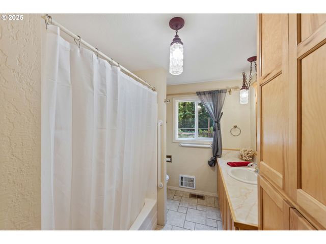 64662 E BAY Rd, North Bend, OR 97459