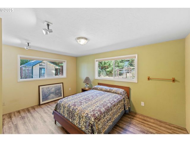 64662 E BAY Rd, North Bend, OR 97459