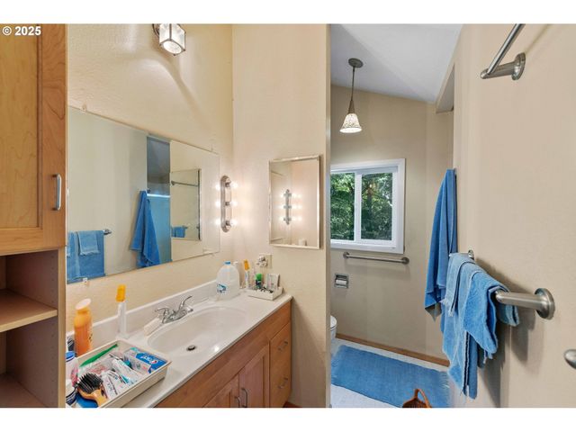 64662 E BAY Rd, North Bend, OR 97459