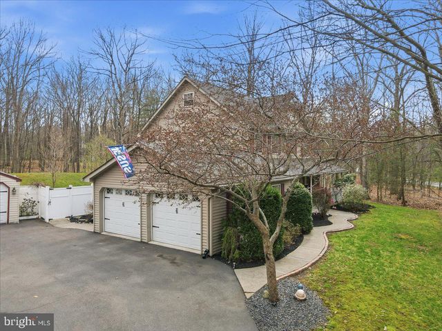 9 HICKORY DR, East Stroudsburg, PA 18301