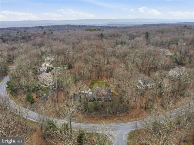 9 HICKORY DR, East Stroudsburg, PA 18301