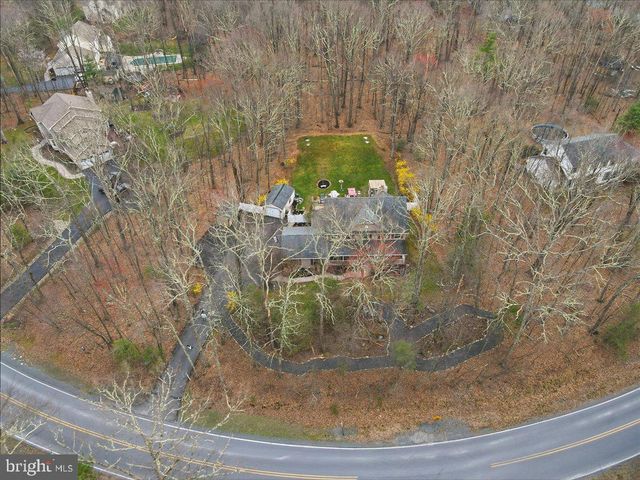 9 HICKORY DR, East Stroudsburg, PA 18301