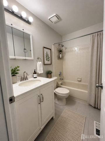 231 McAuliffe Court, Franklin, NJ 08873