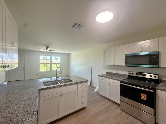 1237 Fountain Dr, Salina, KS 67401