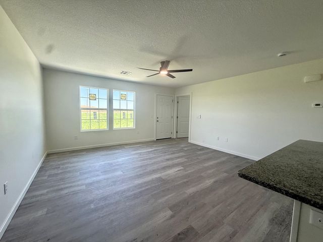 1237 Fountain Dr, Salina, KS 67401