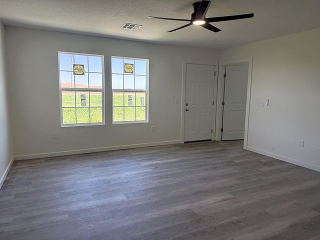 1237 Fountain Dr, Salina, KS 67401