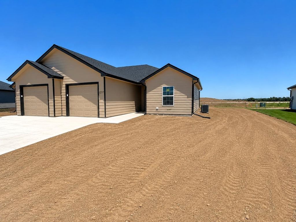1237 Fountain Dr, Salina, KS 67401