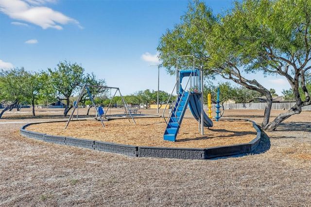 5713 Crest Pebble Dr, Corpus Christi, TX 78415