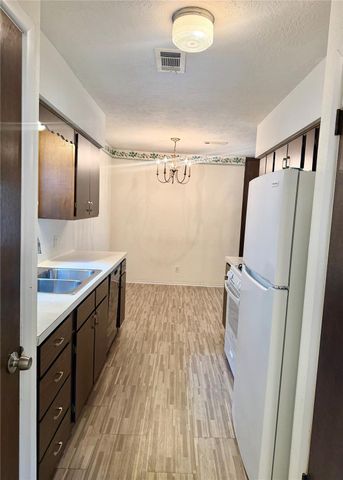 501 E Oak Street, Highlands, TX 77562