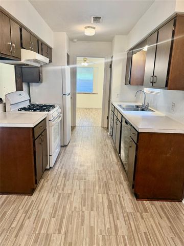 501 E Oak Street, Highlands, TX 77562