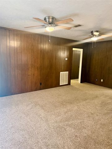 501 E Oak Street, Highlands, TX 77562
