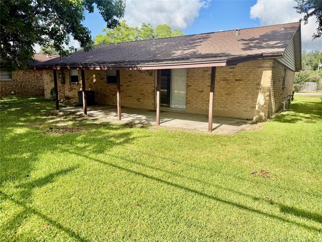 501 E Oak Street, Highlands, TX 77562