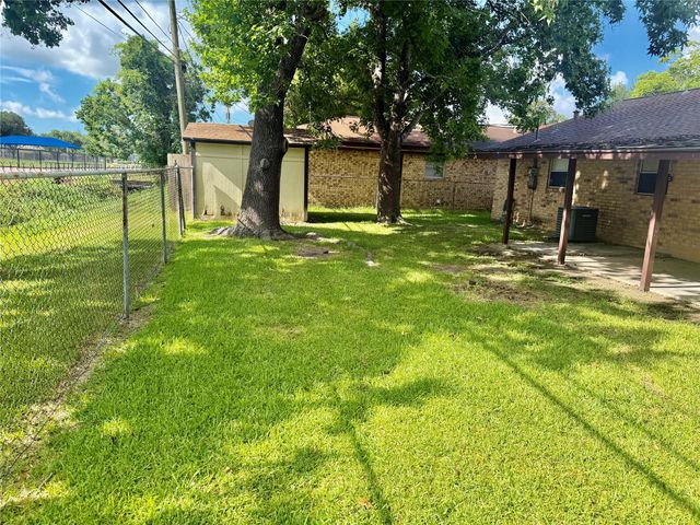 501 E Oak Street, Highlands, TX 77562