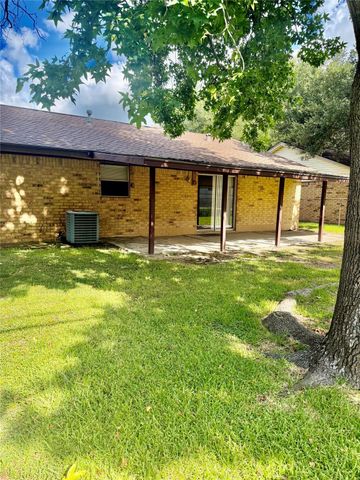 501 E Oak Street, Highlands, TX 77562