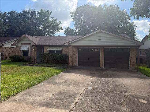 501 E Oak Street, Highlands, TX 77562