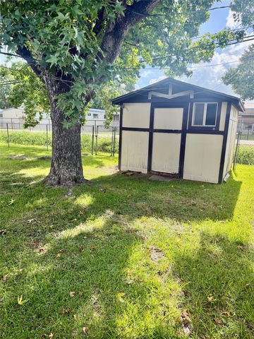 501 E Oak Street, Highlands, TX 77562