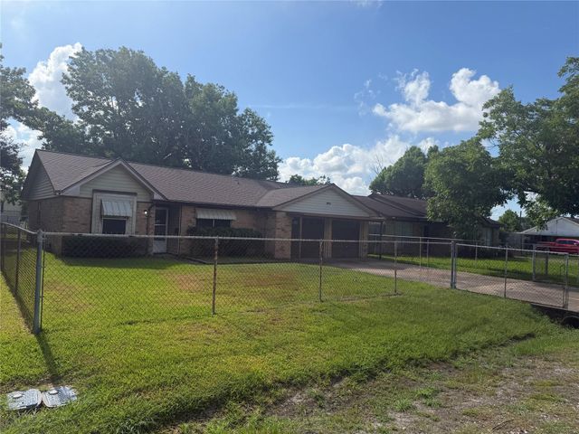 501 E Oak Street, Highlands, TX 77562