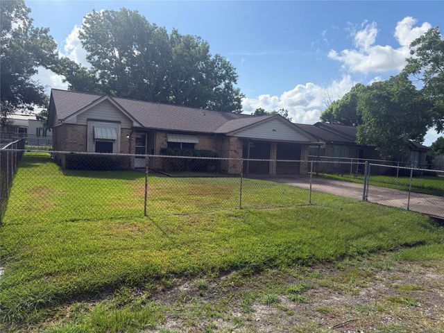 501 E Oak Street, Highlands, TX 77562