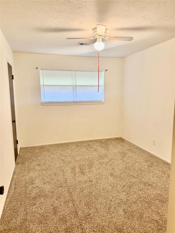 501 E Oak Street, Highlands, TX 77562